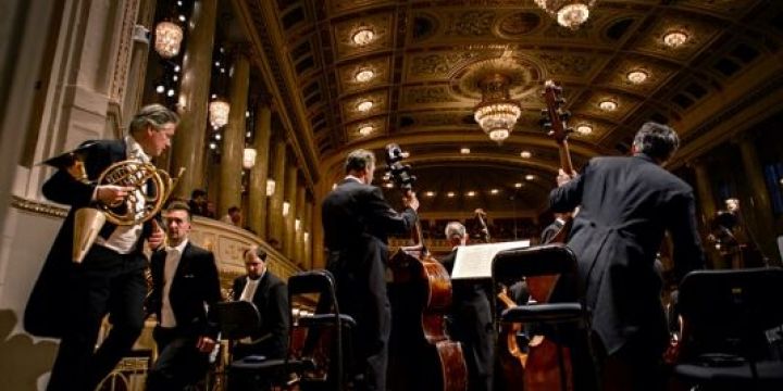 Llegando los músicos al concierto de Año Nuevo en Viena