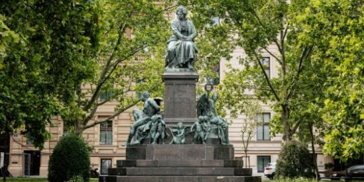 Estatua de Beethoven en el parque de Beethoven de Viena