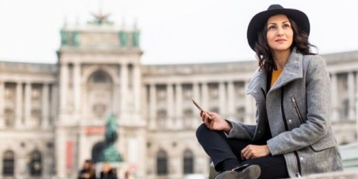 Mujer visitando Viena