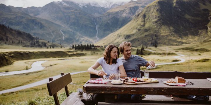 © SalzburgerLand_Tourismus_Almjause_Paar-lpr Salzburgo en granjas